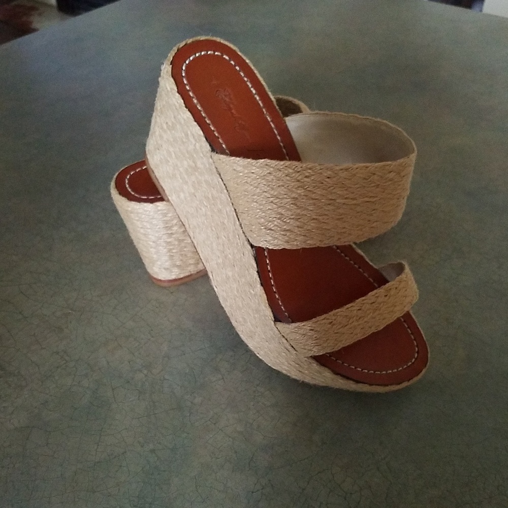 Elizabeth and James Sandal. Fits like Sz 6.5